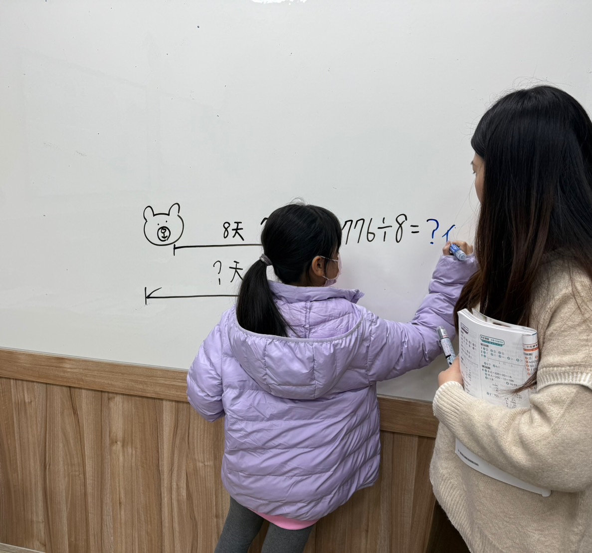 課堂中學生正在進行數學練習